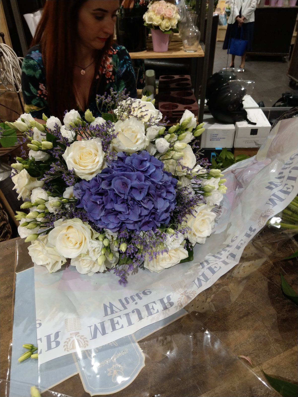 Bouquet d’hortensia bleu et de fleurs blanches