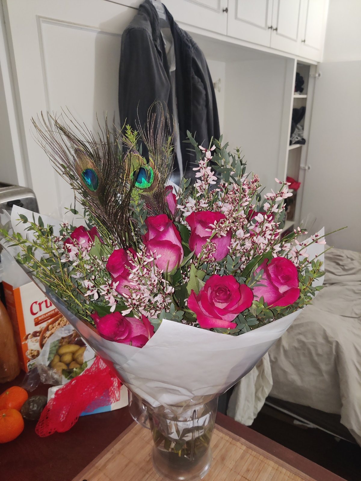 Bouquet de fleurs roses et de plumes