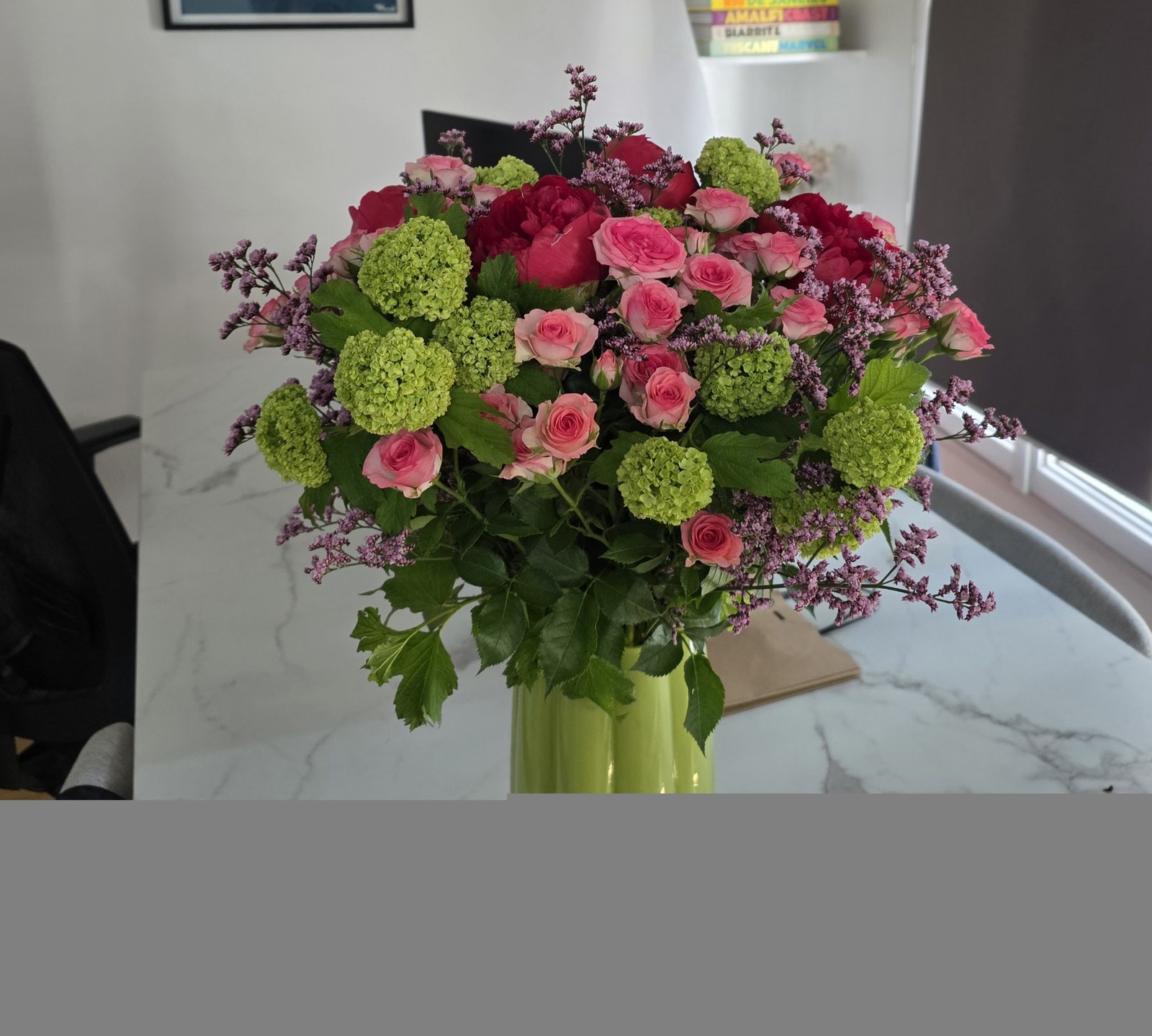 Bouquet rond de roses et d’hortensia vert