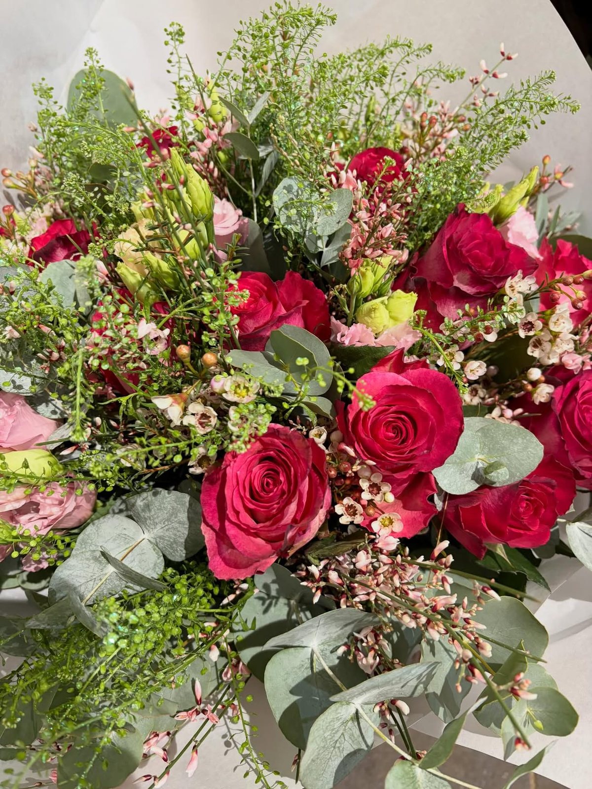 Bouquet de roses rouges et feuillages